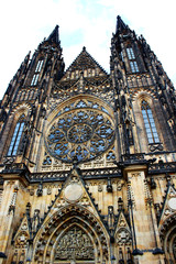 Fototapeta premium Eine Kirche auf dem Berg