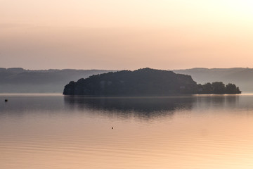 Lago di Bolsena - Isola Martana all'alba