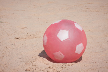 Różowa piłka na plaży - obrazy, fototapety, plakaty