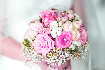 Brautstrauß mit Rosen
