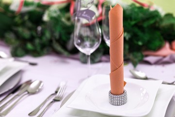 Serviette auf gedecktem Tisch