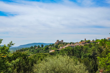 Fototapeta na wymiar Panoramablick von den Alpen Frankreichs, Dorf in der Toskana, mit Olivenbaum im Vordergrund