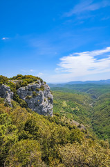 Fototapeta na wymiar Panoramablick vom Steilhang von den Alpen Frankreichs unter blauem Himmel, Toskana, ein Felsen mit steiler Klippe im Vordergrund