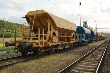 Obraz premium freight wagons cargo containers parked on railway