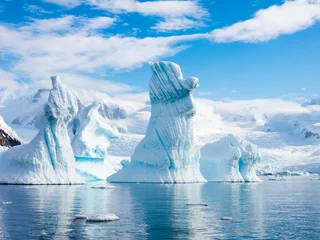 Gordijnen Pinnacle-vormige ijsberg in Andvord Bay in de buurt van Neko Harbour, Antarctisch Schiereiland, Antarctica © TasfotoNL