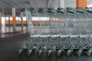 Carrito de la compra con fondo desenfocado en parking interior