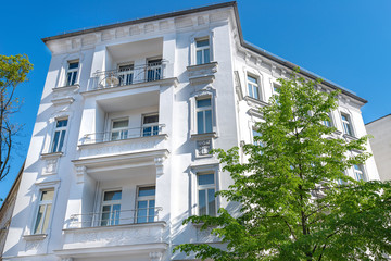 Fototapeta na wymiar hochwertiges Mehrfamilienhaus, helle Fassade, nobel