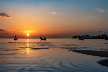 Sonnenuntergang im Meer mit Hafen und Schiffen