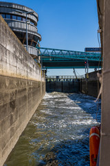 Passage de l'&eacute;cluse en bateau sur Le Vistule