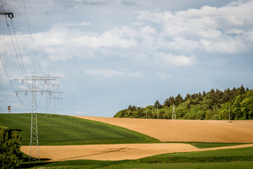 Strommasten in Hügellandschaft