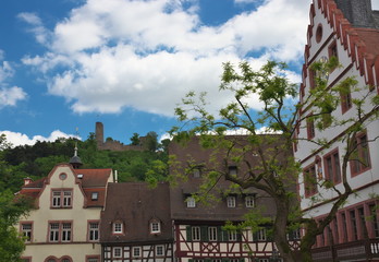 Marktplatz Weinheim mit Blick auf die Windeck