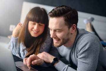 Obraz premium The guy and the girl are planning a trip