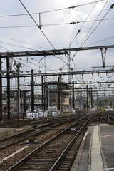 Fototapeta premium Quai et gare déserts en France - Deserted platform in a railway station in France