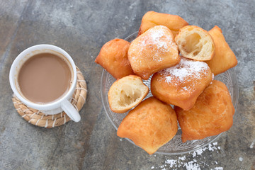 Beignet und Kaffee