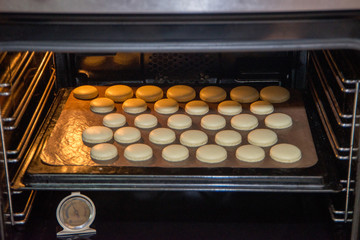 Baking macarons in the oven