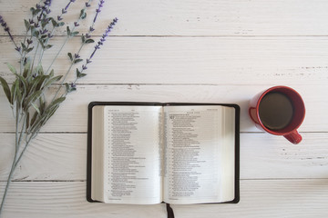 Obraz premium Bible Study on a White Wood Table