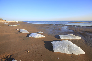 The seaside scenery is in winter