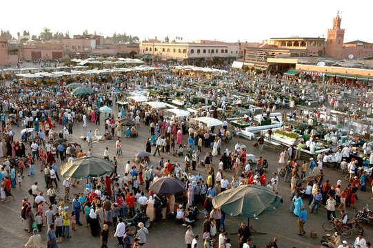 Place Jemma El Fna en fin de journée, Marrakech, Maroc