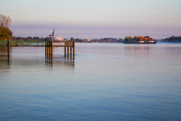 R&iacute;o al amanecer