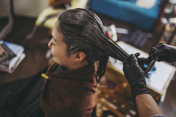 白髪ぼかしで暗めトーンを楽しむなら?沖縄県那覇市「VIM hair 小禄金城店」で叶える自然な美しさ