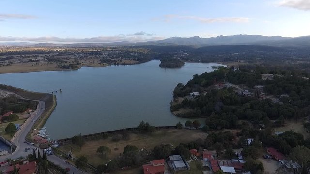 Video a&eacute;reo de la Presa de San Miguel Regla, Hidalgo.