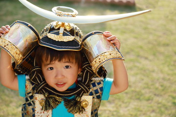 兜をかぶる男の子