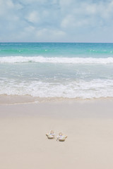 Fototapeta na wymiar woman's colorful sandals on the beach, nice blue sky on holiday