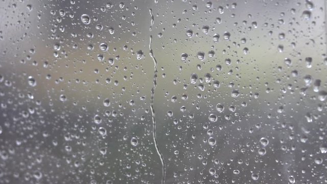 The rain drifted to the glass. Causing a drop of water. Spread the mirror on a rainy day, feeling lonely and lonely. Use as a background or background for a job.