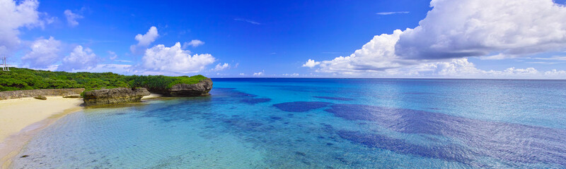 Fototapeta na wymiar 真夏の宮古島。フナクスビーチの風景（パノラマ）