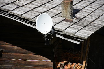 Satellitenantenne, Kommunikation, Tradition, Moderne, treffen, Almhütte, Schüssel, TV, Fernsehen, Satellit, Spiegel, LNB, LNC, Kabel, Schindel, Schindeldach, Felbertauern © TRFilm