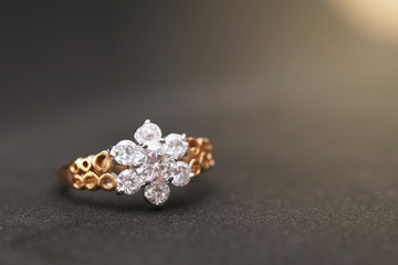 flower diamond on gold ring