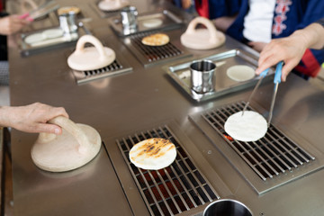 せんべいの手焼き体験