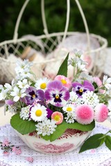 Blumensträußchen aus Frühlingsblumen in Pastellfarben © Natalia Greeske