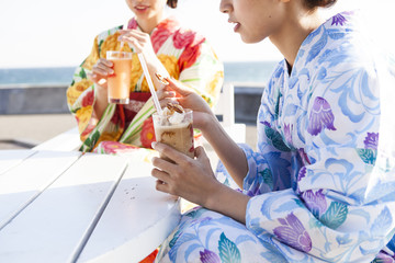 浴衣の女性がチョコレートスムージーを飲んでいる