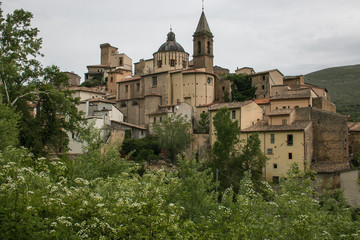 Fototapeta na wymiar Splendida veduta del borgo medievale di Cocullo in Abruzzo, Italia