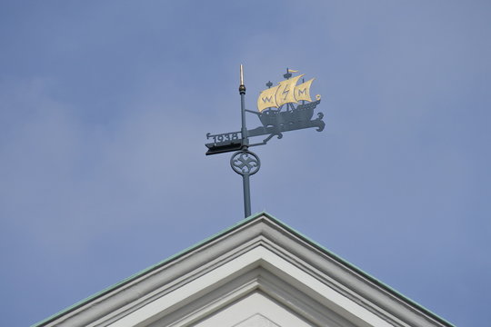 Segelschiff als Wetterfahne in Lüneburg