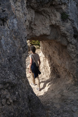 Femme passant sous une arche de roche