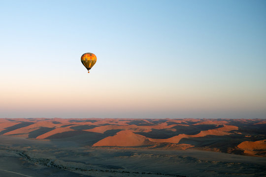 Heissluftballon &uuml;ber D&uuml;nenlandschaft von Sossusvlei (Namibia)