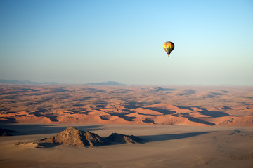 Naklejka premium Balon na ogrzane powietrze, krajobraz wydmowy Sossusvlei (Namibia)