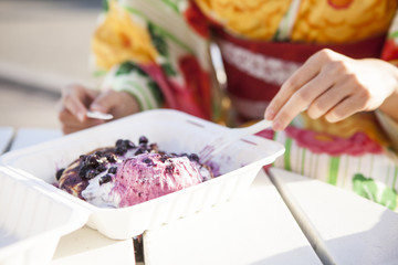 和服の女性がパンケーキを食べている