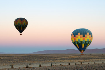 Obraz premium Heissluftballons über Dünenlandschaft von Sossusvlei (Namibia)
