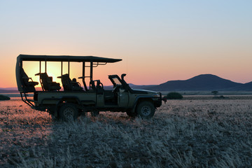 Safarijeep bei Sonnenuntergang (Namibia)