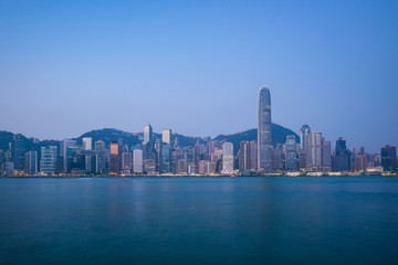 Obraz premium Hongkong panoramę miasta z błękitnym ładnym niebem