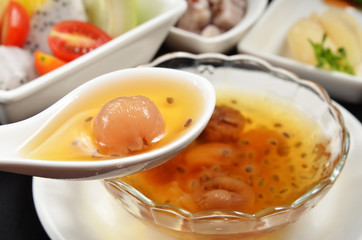  Wild starch pearl with longan in the glass bowl