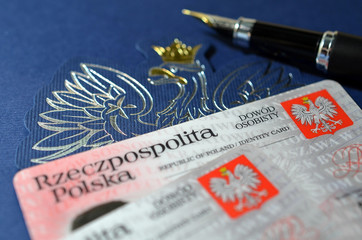 dokumenty paszport i pieniądze