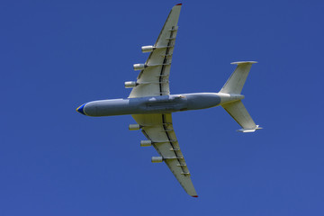 Der größte Jumbojet der Welt fliegt bei der Flugshow der ILA in Berlin am blauen Himmel