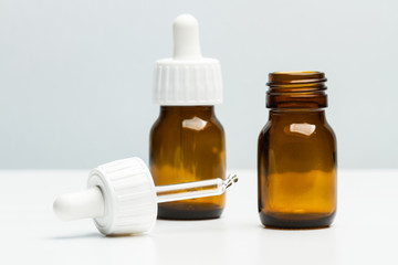 Gotero para medicinas. Vista de frente