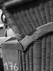 Traditioneller Strandkorb aus Korbgeflecht mit Nummer an der Strandpromenade in Binz auf der Insel...