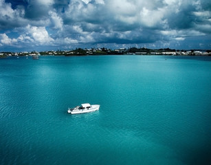 Fototapeta na wymiar Boat in azure bay