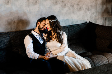 Naklejka premium Wedding couple in the beautiful restaurant